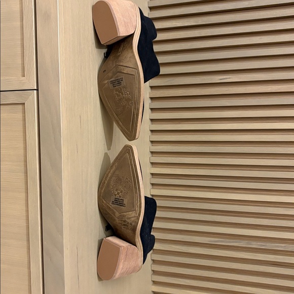 Black Suede Ankle Boots Vince Camuto 7.5
NWOB Grendan - Picture 5 of 8